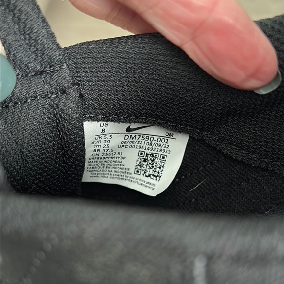 Nike Black and White Sneakers with Bold Design - Picture 5 of 5